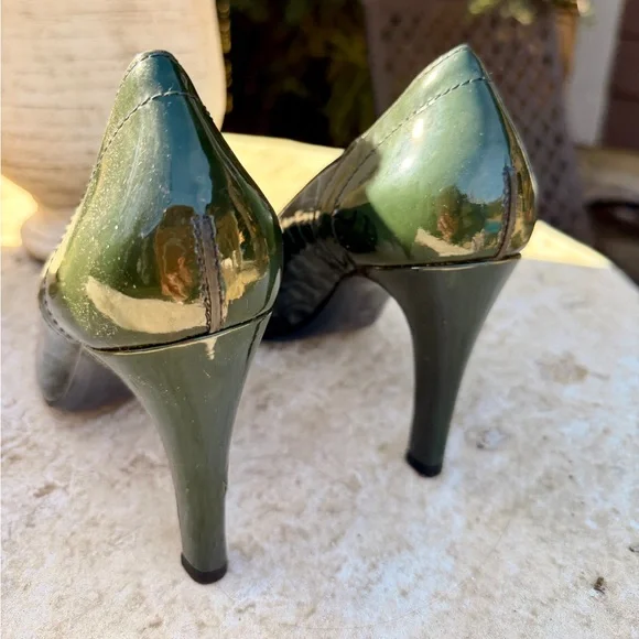 Gucci Dark Green Pumps Heels with Gold Buckle - Picture 6 of 7